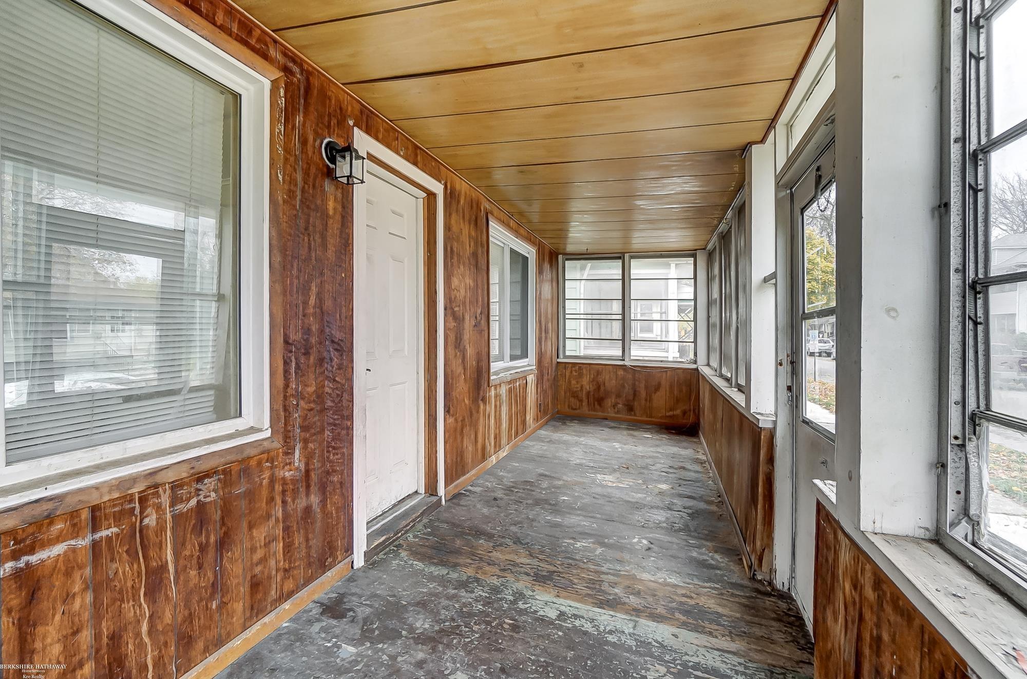 82 Forest Street River Rouge, MI 48218 - Photo 4 of 43 50161382-fcc85f9f-f71a-466c-99c2-4e3a2f1a9859.JPG