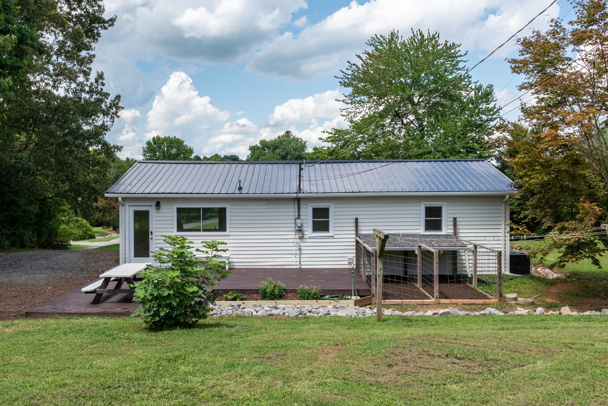 341 Lee Road Cottontown, TN 37048 - Photo 33 of 43 a backyard of a house with table and chairs
