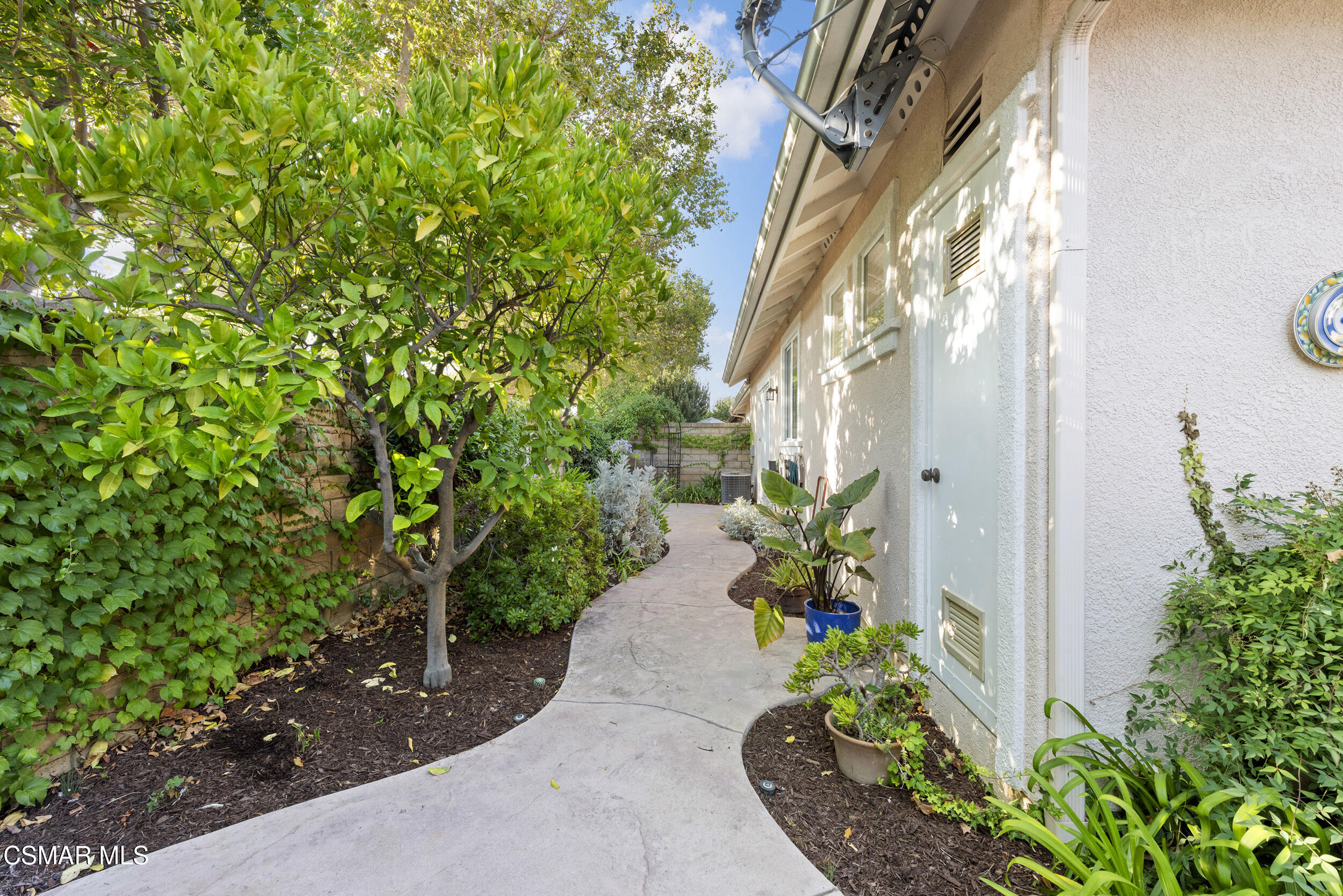 2059 Tulip Avenue Simi Valley, CA 93063 - Photo 25 of 37 a view of yard