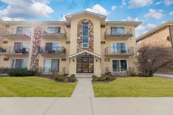 $189,900 | 8830 Mobile Avenue, Unit 201, Oak Lawn, IL 60453