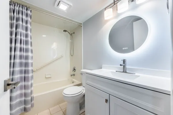 $189,900 | 8830 Mobile Avenue, Unit 201, Oak Lawn, IL 60453