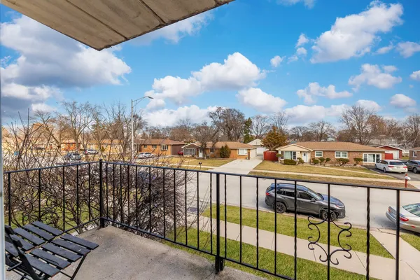 $189,900 | 8830 Mobile Avenue, Unit 201, Oak Lawn, IL 60453