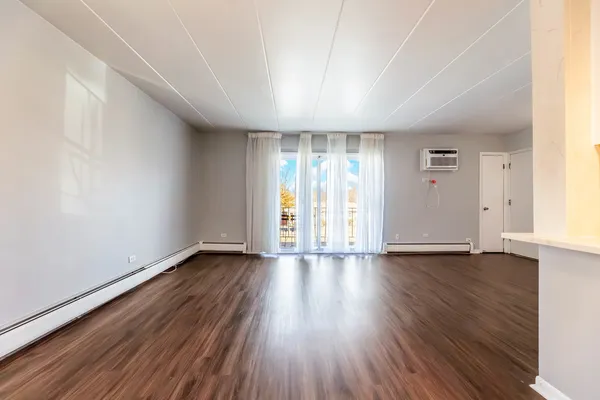 $189,900 | 8830 Mobile Avenue, Unit 201, Oak Lawn, IL 60453