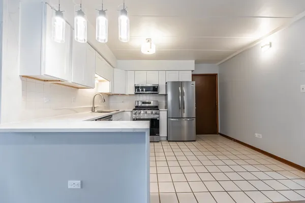 $189,900 | 8830 Mobile Avenue, Unit 201, Oak Lawn, IL 60453