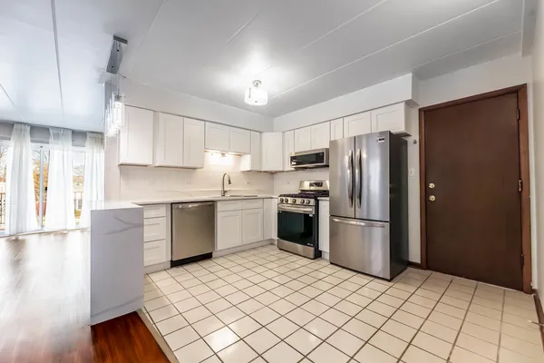 $189,900 | 8830 Mobile Avenue, Unit 201, Oak Lawn, IL 60453