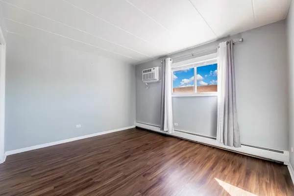 $189,900 | 8830 Mobile Avenue, Unit 201, Oak Lawn, IL 60453