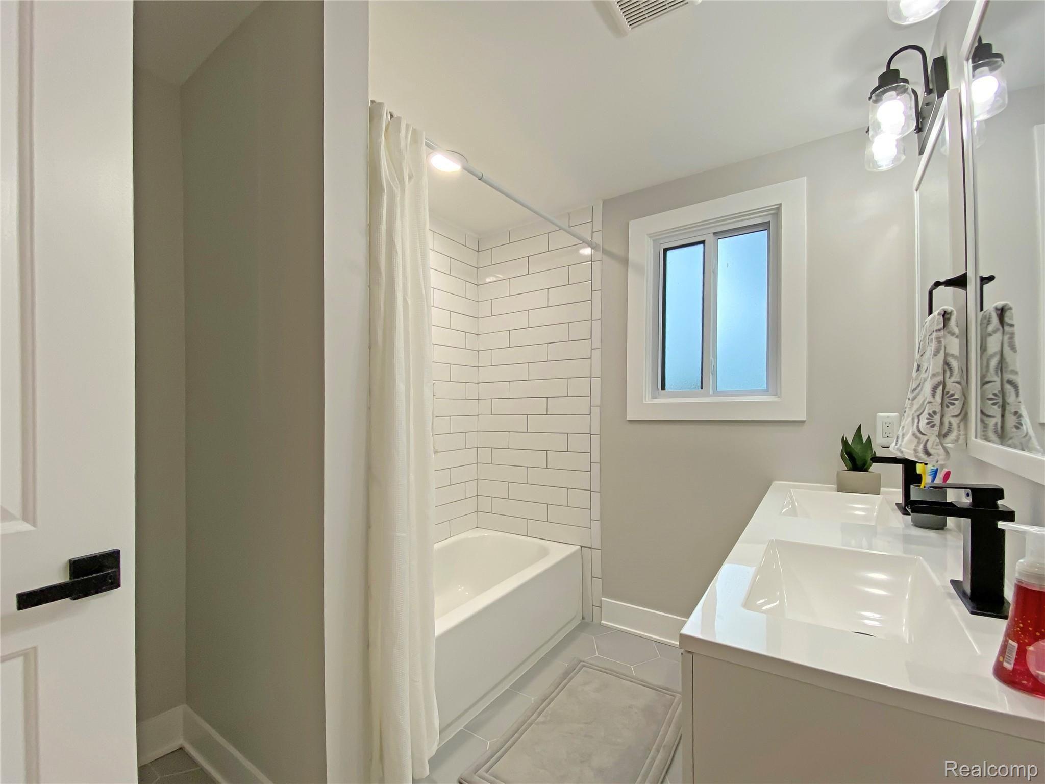 821 Canterbury Road Grosse Pointe, MI 48236 - Photo 64 of 83 IMG_7948.jpg