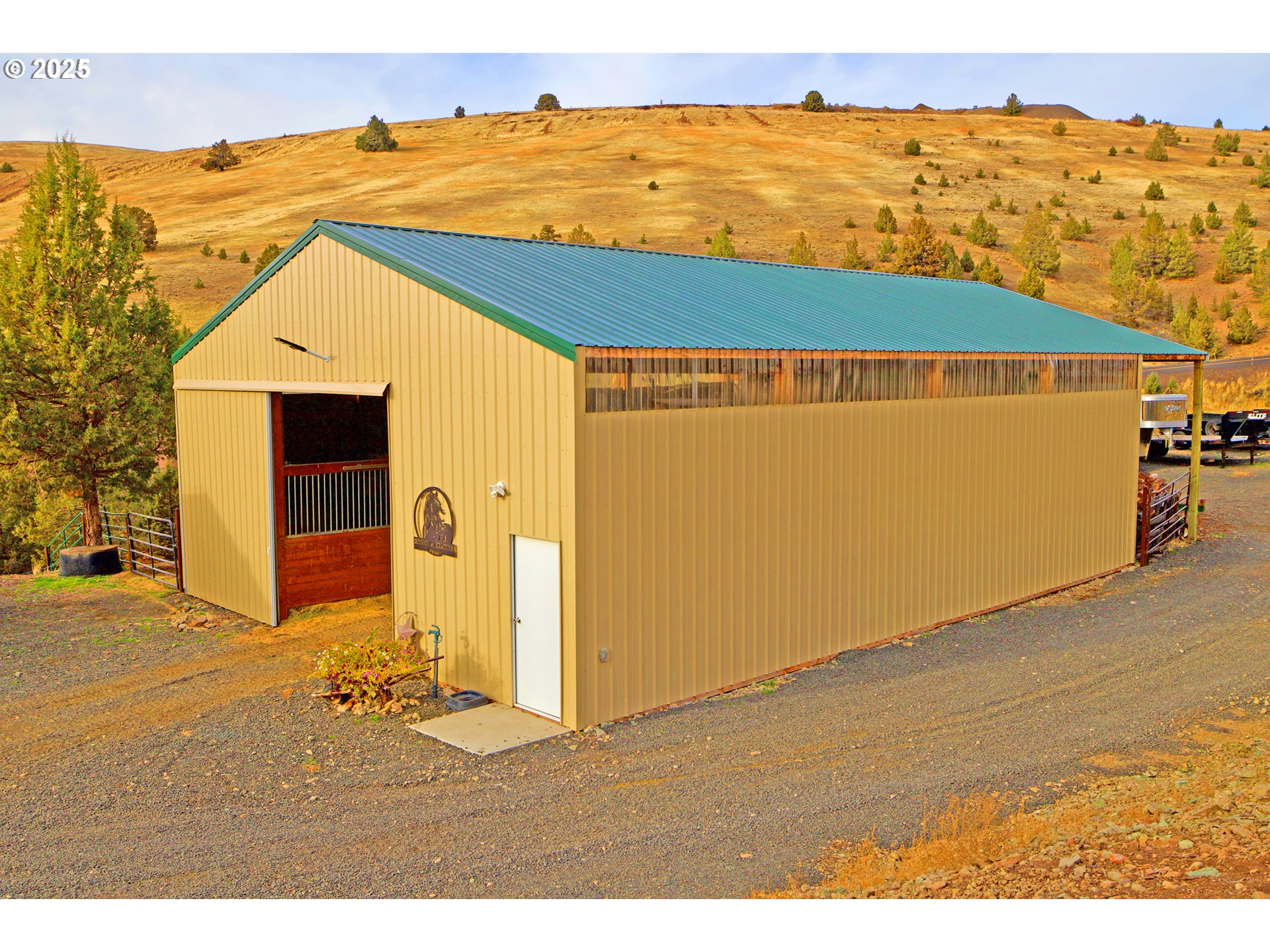 46457 Highway 218 Fossil, OR 97830 - Photo 13 of 45 a view of an ocean and a mountain
