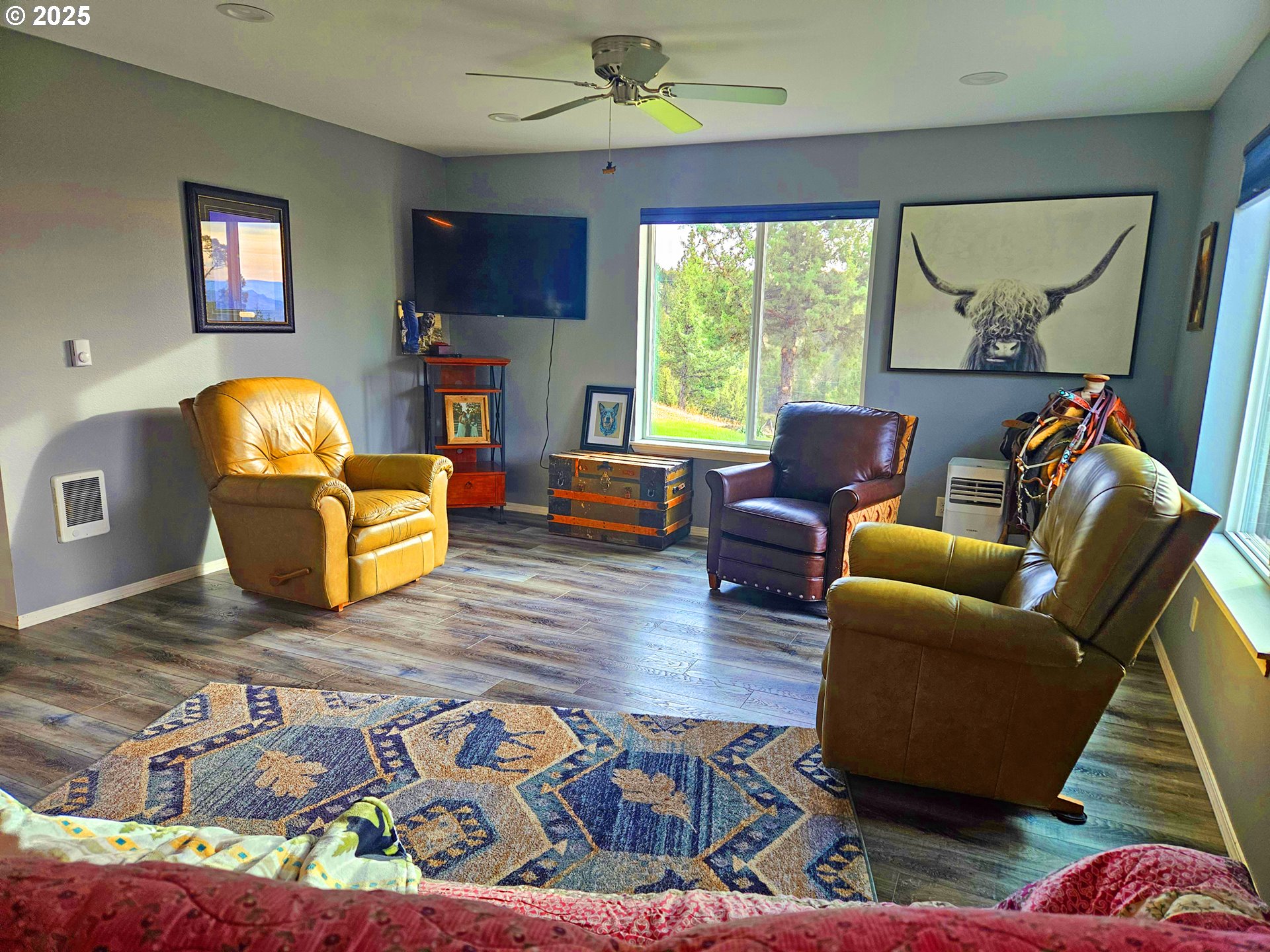 46457 Highway 218 Fossil, OR 97830 - Photo 22 of 45 a living room with furniture and a flat screen tv