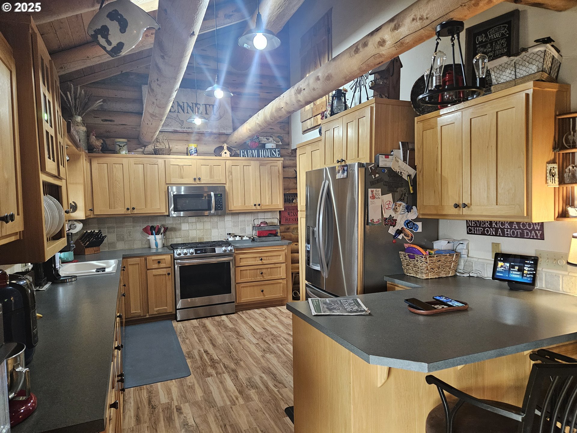 46457 Highway 218 Fossil, OR 97830 - Photo 33 of 45 a kitchen with refrigerator and stove