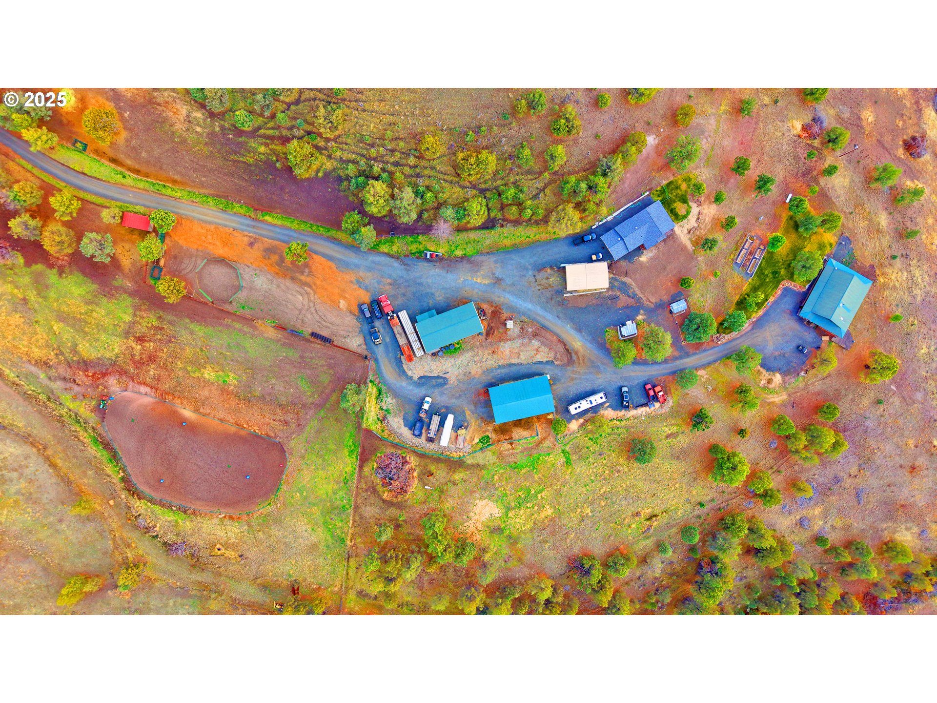 46457 Highway 218 Fossil, OR 97830 - Photo 5 of 45 a black and white photo of a room