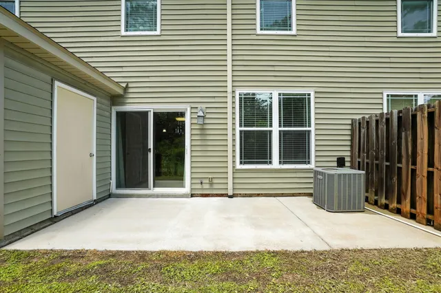 a view of entryway with a house