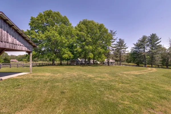 a view of a yard with a house