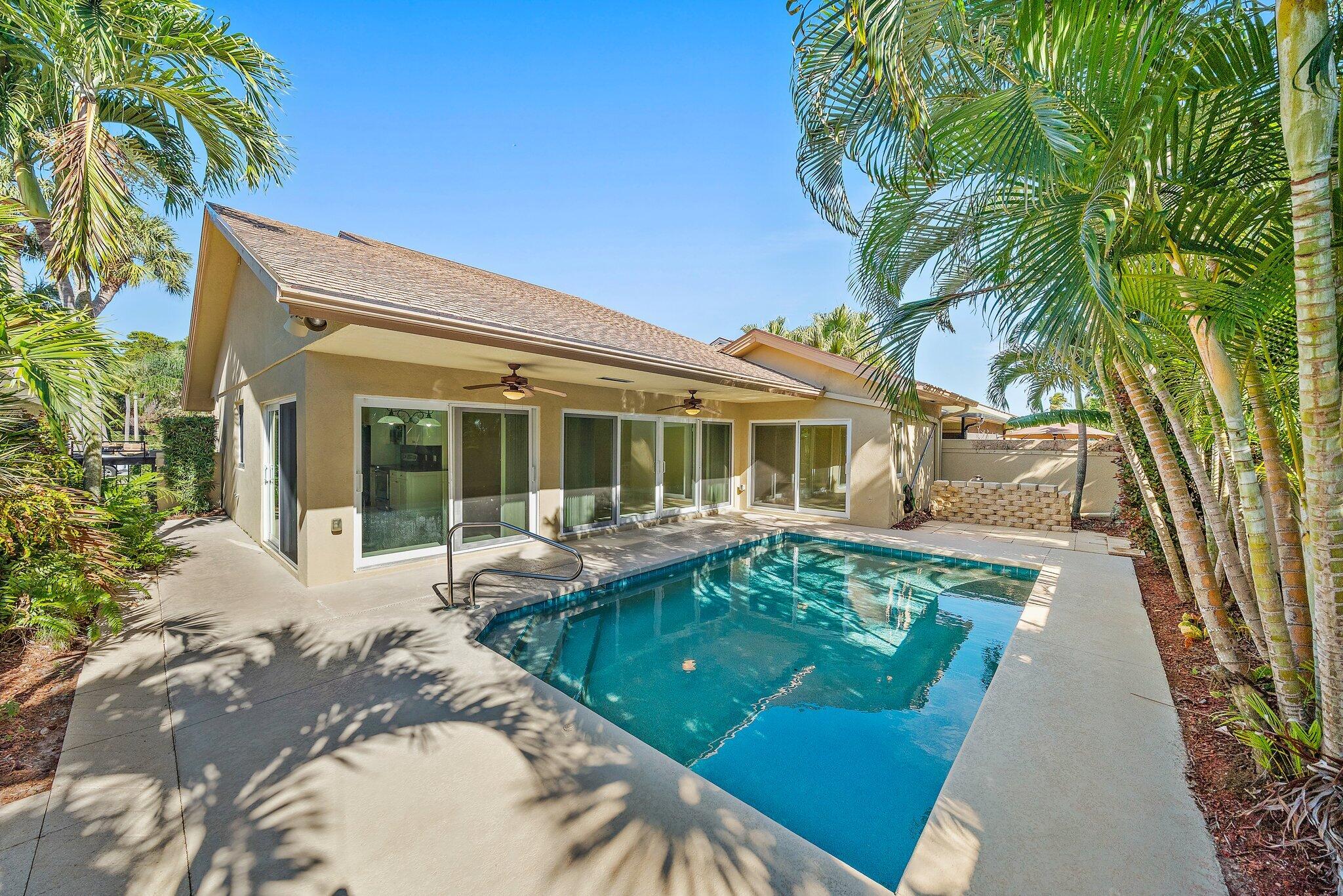118 Knoll Way Jupiter, FL 33477 - Photo 3 of 40 a front view of a house with garden