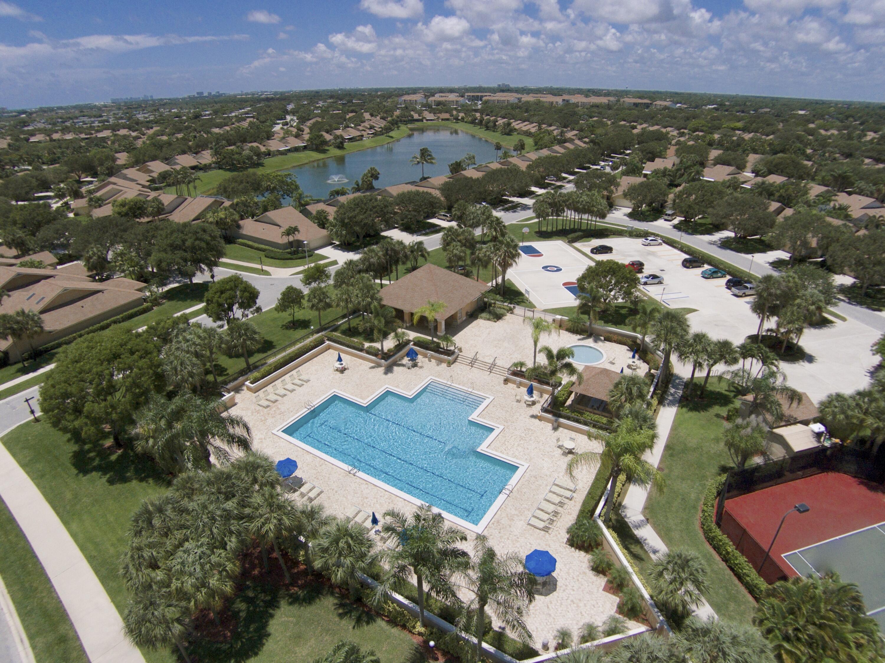 118 Knoll Way Jupiter, FL 33477 - Photo 40 of 40 an aerial view of residential houses with outdoor space