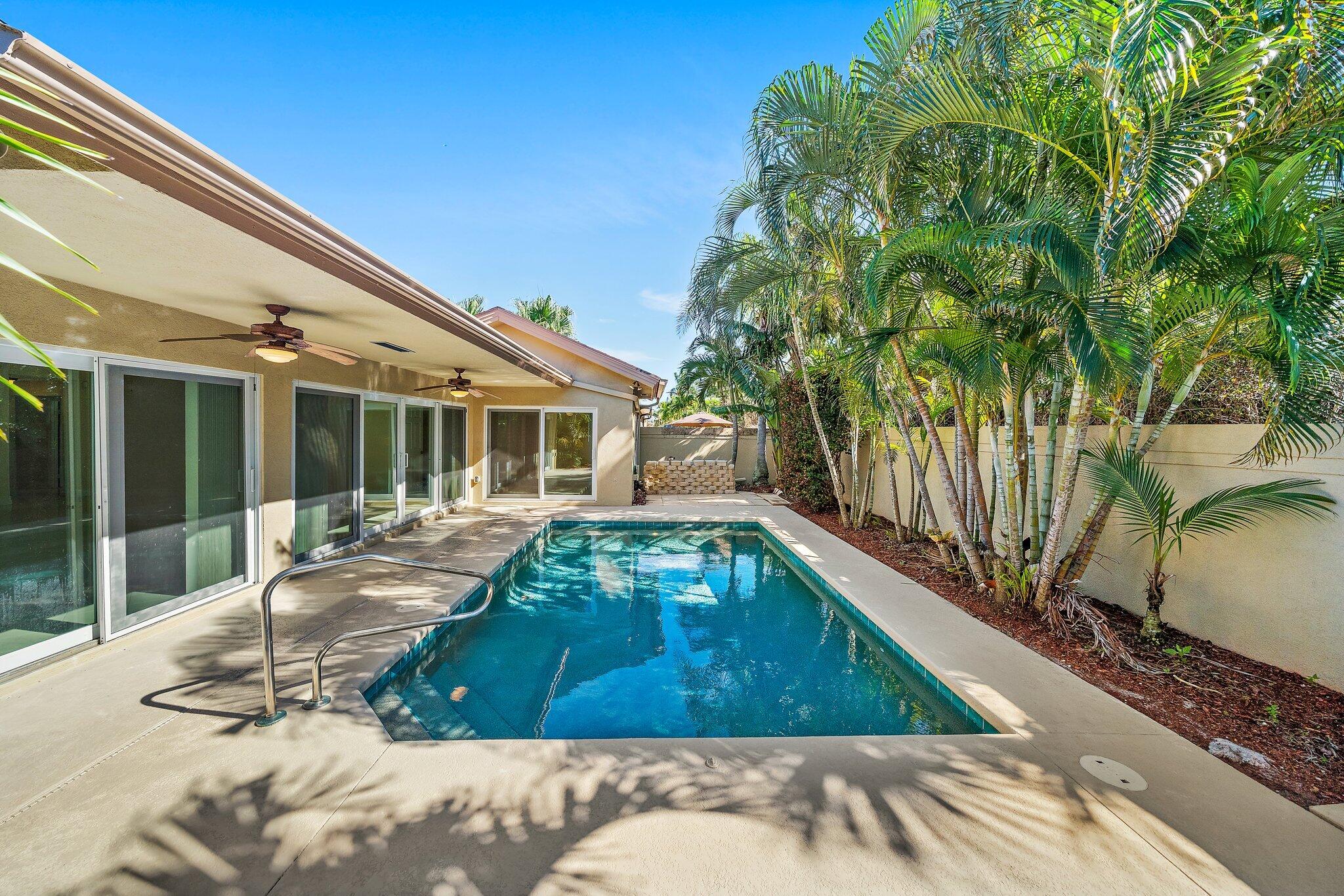 118 Knoll Way Jupiter, FL 33477 - Photo 4 of 40 a view of a house with backyard and sitting area