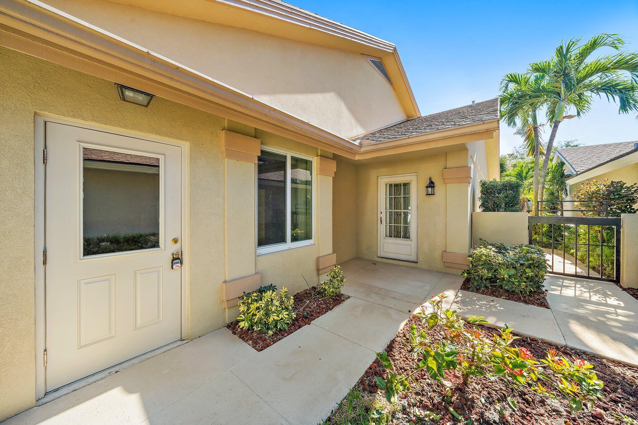 118 Knoll Way Jupiter, FL 33477 - Photo 6 of 40 a front view of a house with a yard