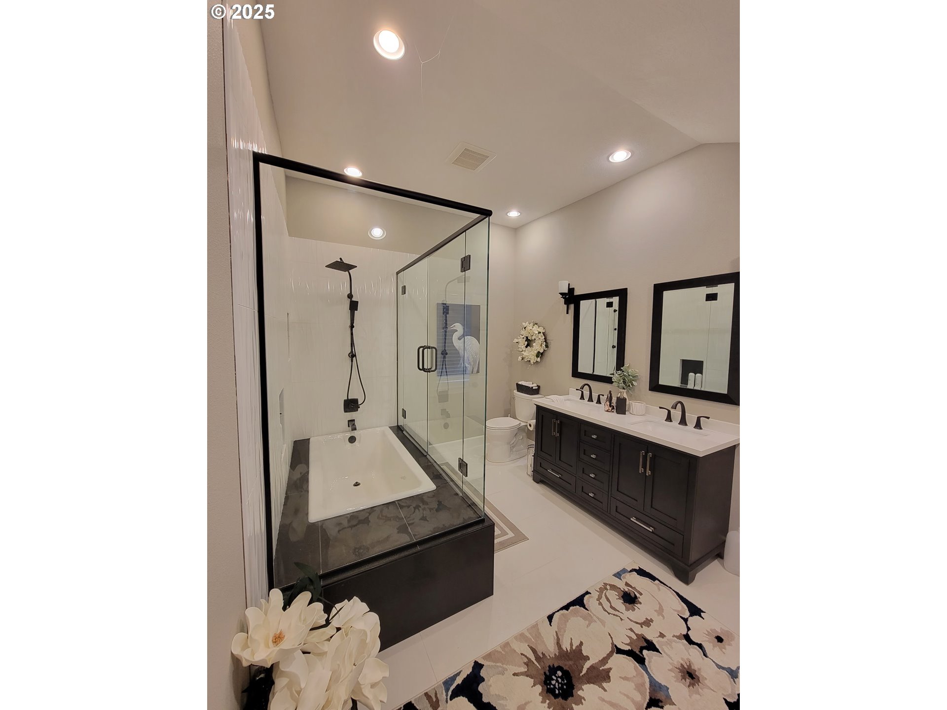 113 Southeast 3rd Avenue Milton Freewater, OR 97862 - Photo 12 of 38 a living room with furniture and wooden floor