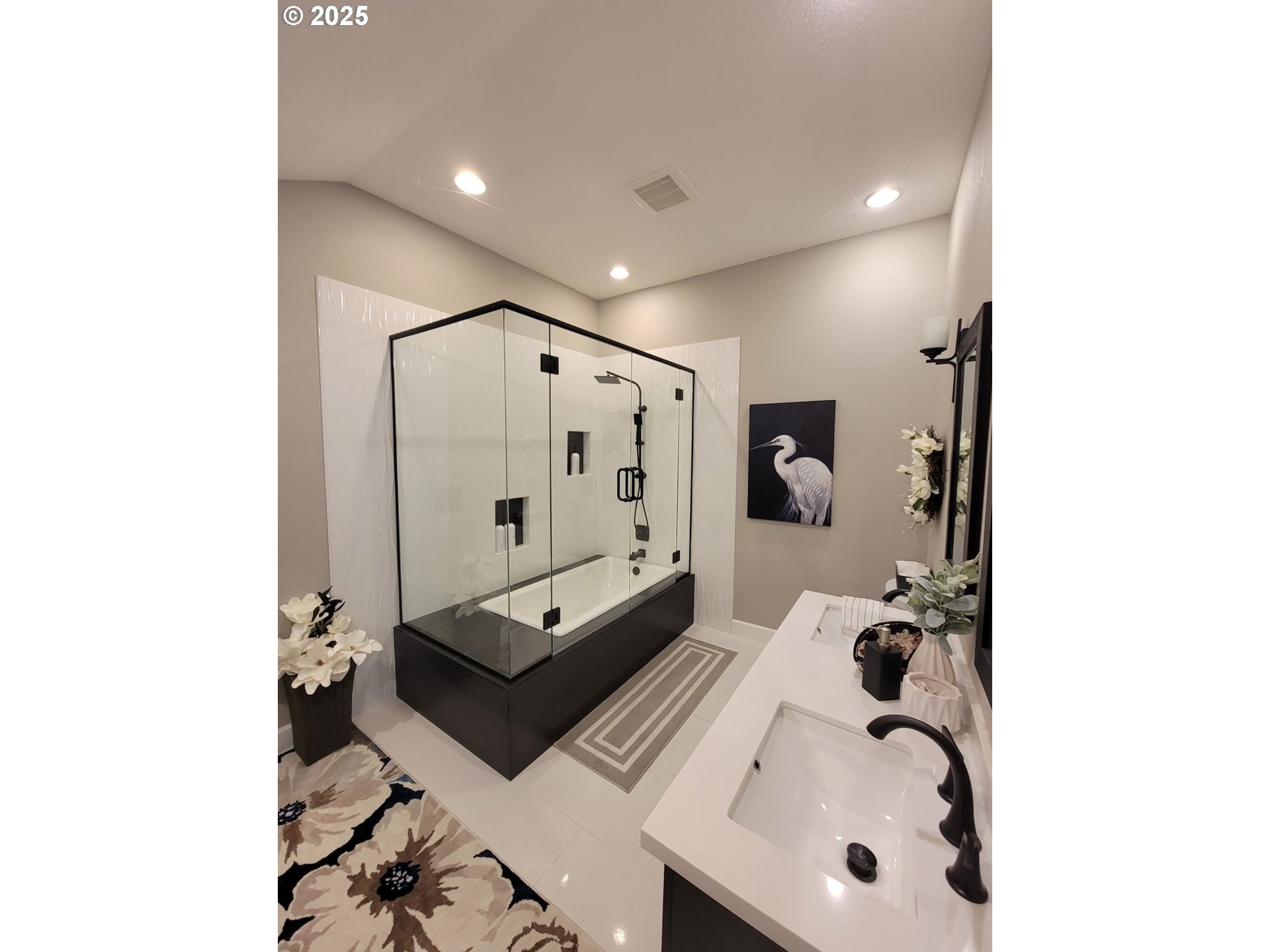 113 Southeast 3rd Avenue Milton Freewater, OR 97862 - Photo 13 of 38 a bathroom with a tub sink and mirror