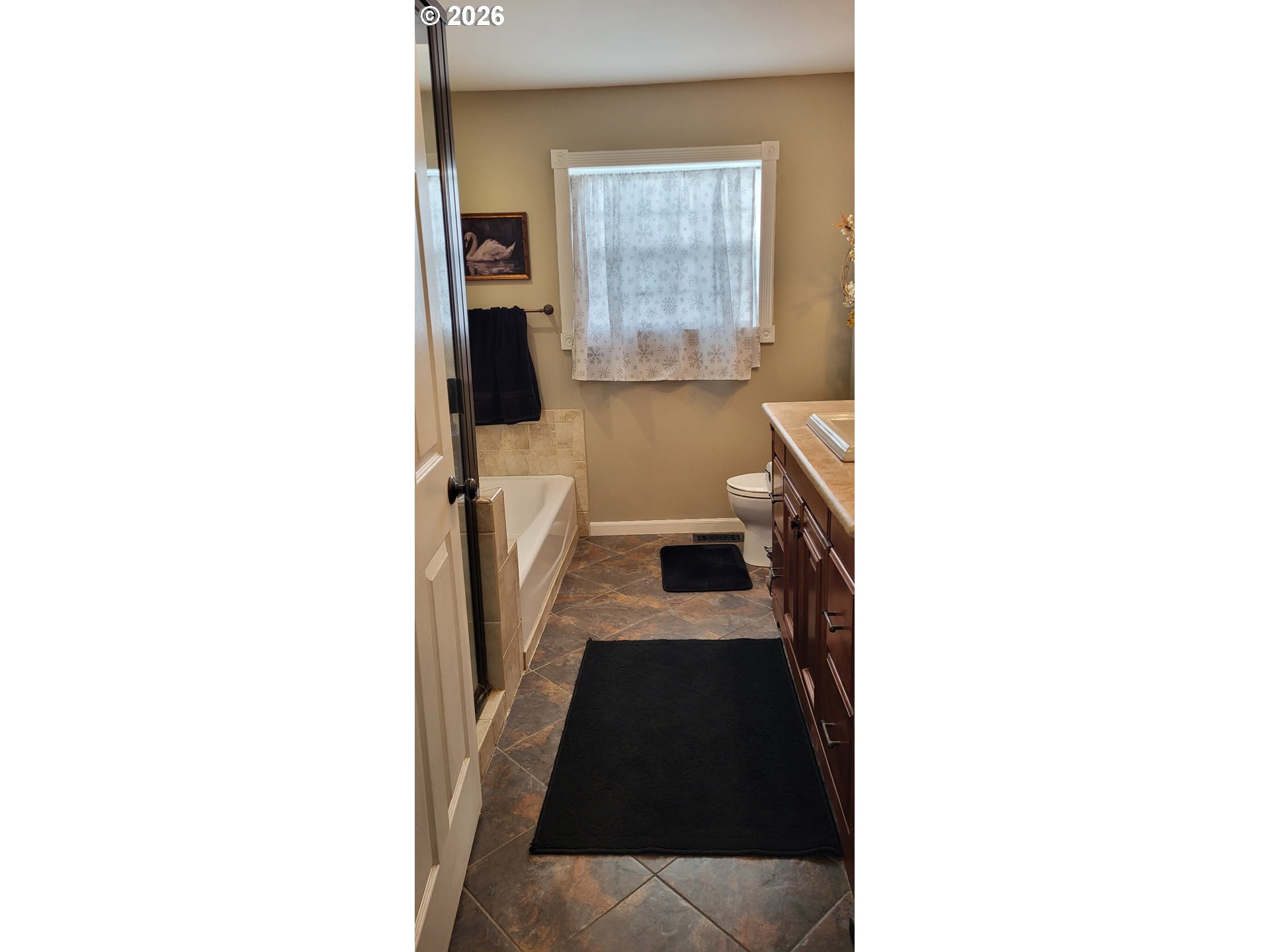 113 Southeast 3rd Avenue Milton Freewater, OR 97862 - Photo 23 of 38 a room with a window and a rug