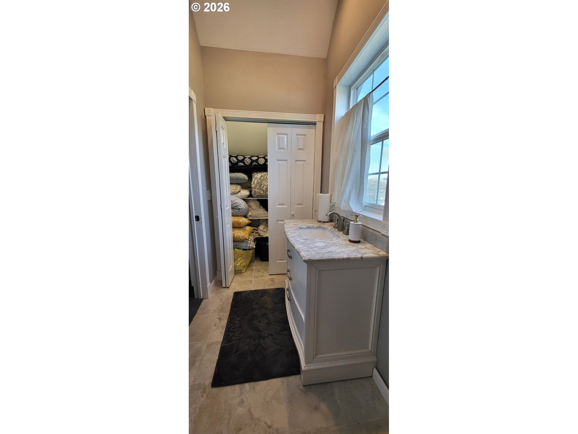 113 Southeast 3rd Avenue Milton Freewater, OR 97862 - Photo 30 of 38 a room with a sink and a mirror