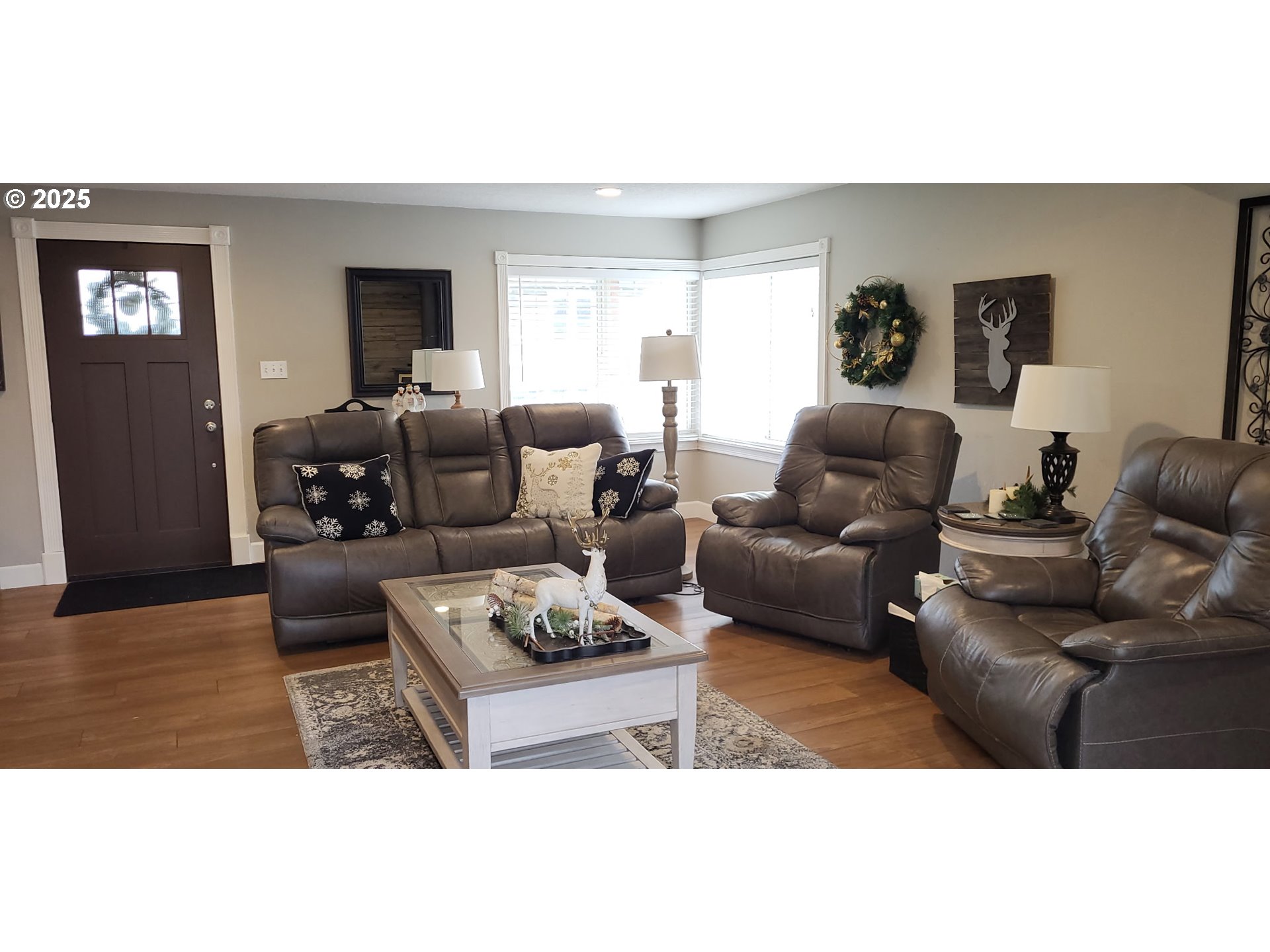 113 Southeast 3rd Avenue Milton Freewater, OR 97862 - Photo 3 of 38 a living room with furniture rug and window