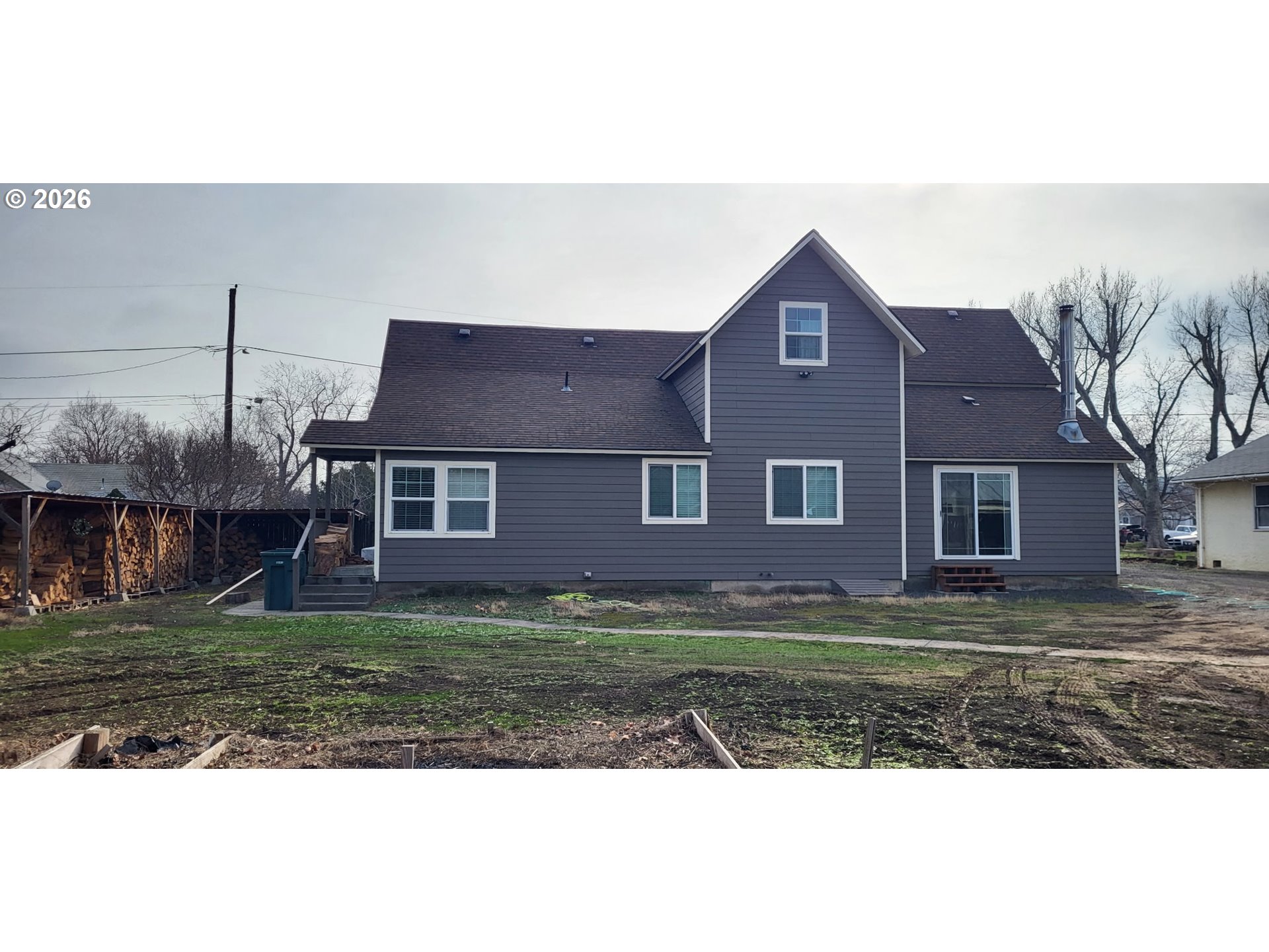113 Southeast 3rd Avenue Milton Freewater, OR 97862 - Photo 34 of 38 a front view of a house with a yard