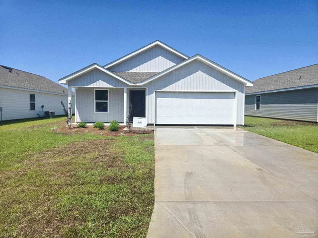 a view of an house with backyard and garden