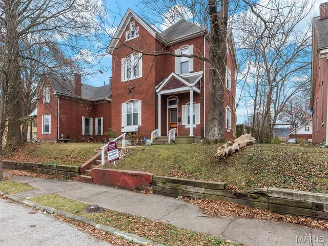 $215,000 | 520 East C Street, Belleville, IL 62220