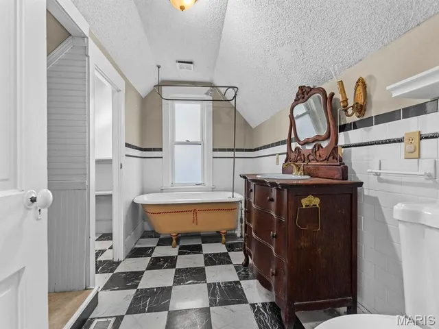 $215,000 | 520 East C Street, Belleville, IL 62220