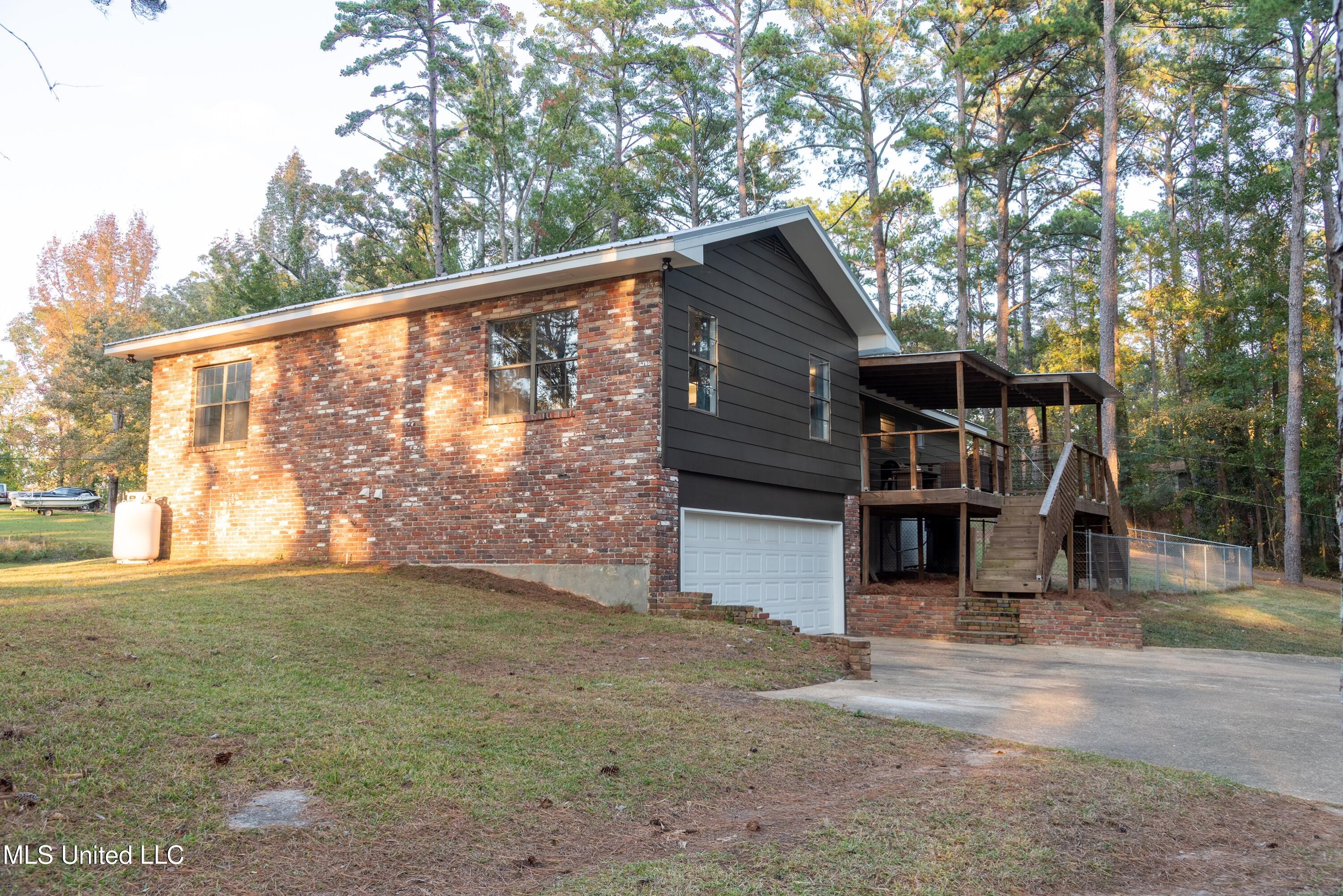 105 Country Club Road Florence, MS 39073 - Photo 3 of 46 105CountryClubRd-20
