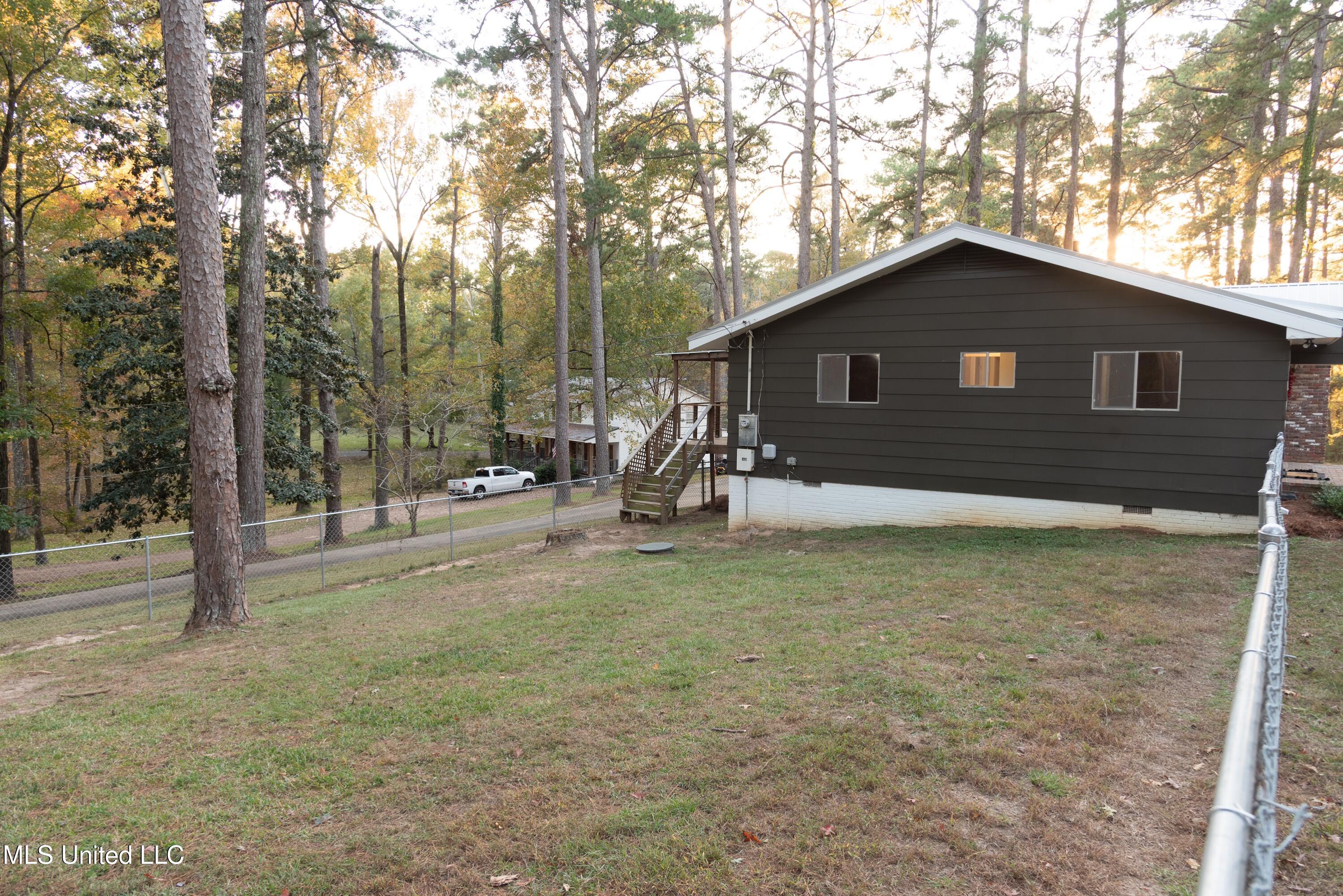105 Country Club Road Florence, MS 39073 - Photo 5 of 46 105CountryClubRd-26