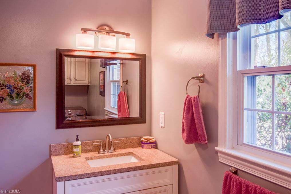 1685 Fairview Boulevard Winston-Salem, NC 27127 - Photo 18 of 29 Primary en-suite bath
