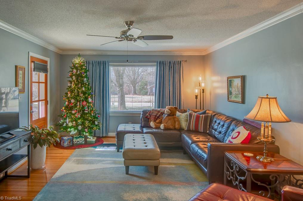 1685 Fairview Boulevard Winston-Salem, NC 27127 - Photo 4 of 29 Living Room