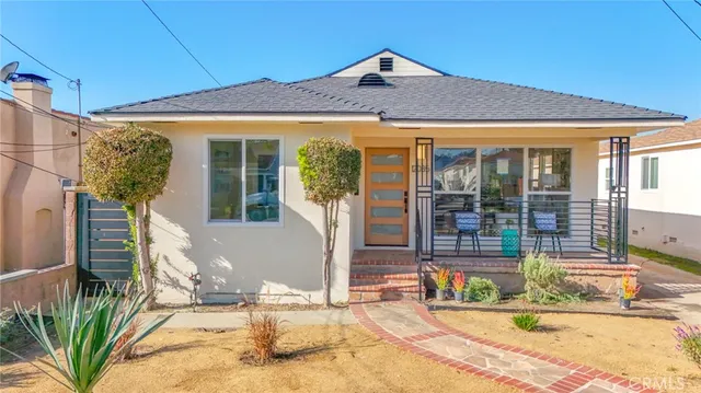a view of entryway of the house