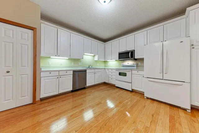 $279,900 | 2712 Village Drive, Faribault, MN 55021