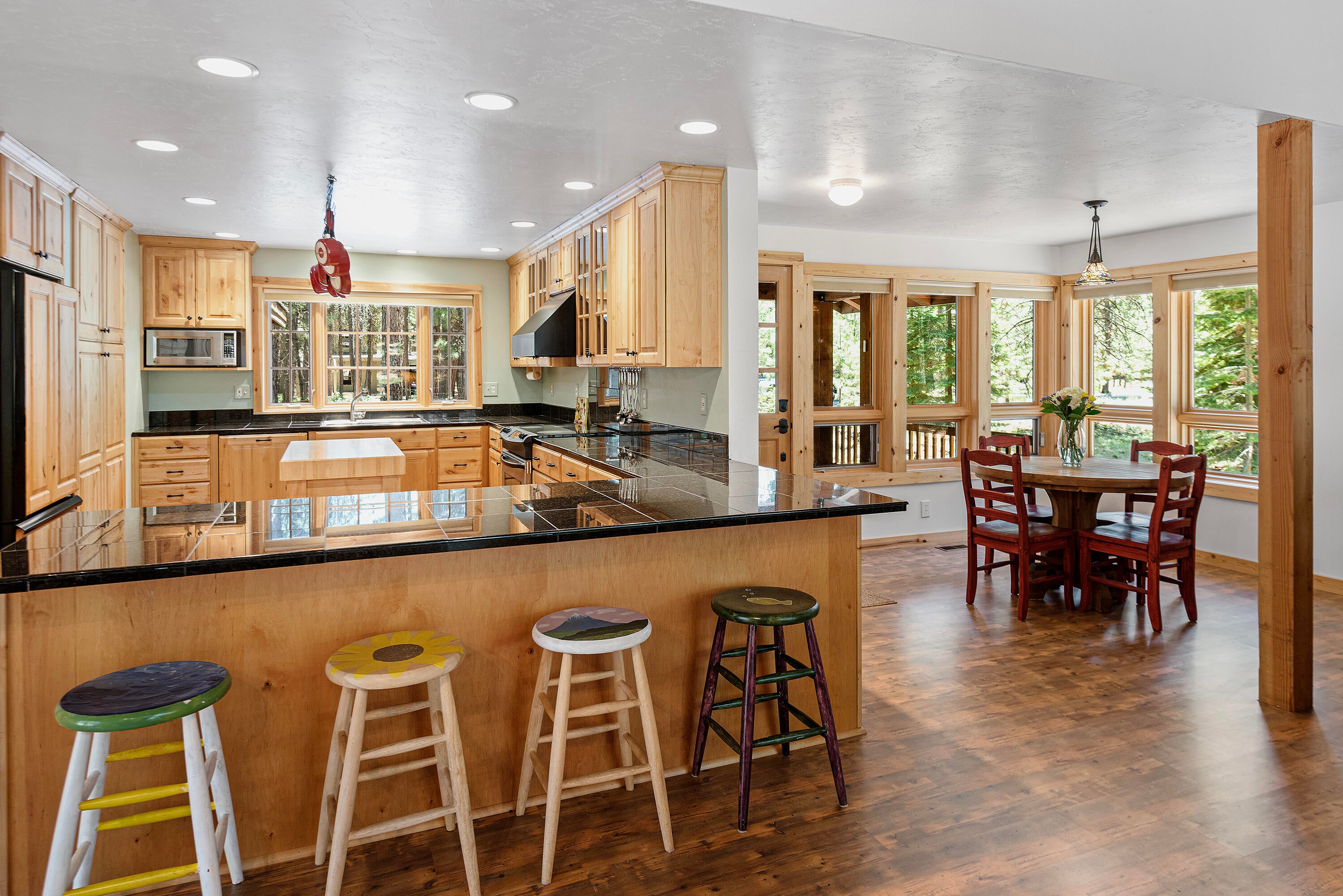 70523 Salal Black Butte Ranch, OR 97759 - Photo 7 of 37 Fun Kitchen