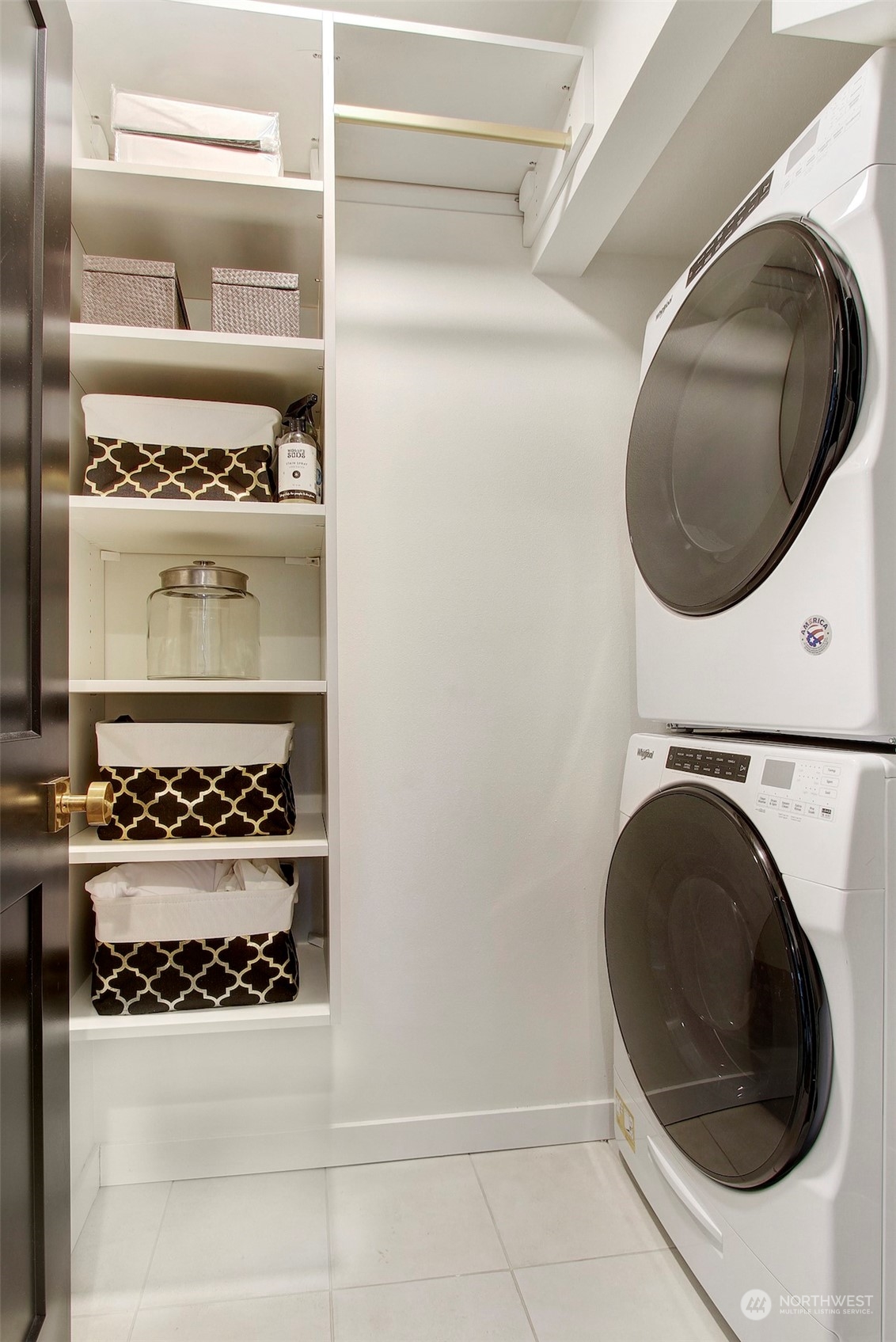 1213 East Mercer Street Seattle, WA 98102 - Photo 5 of 29 a utility room with dryer and washer