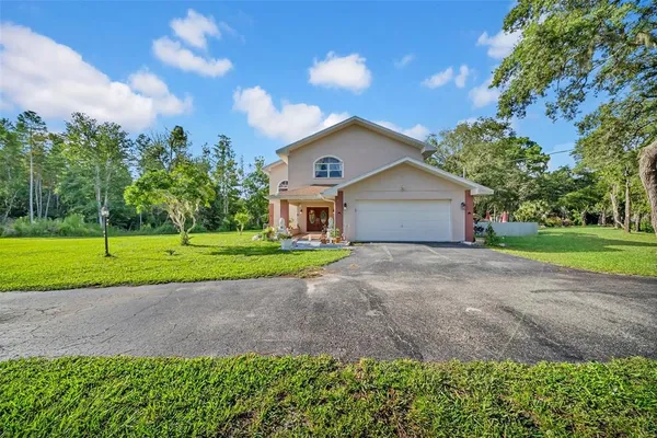 a view of a yard with a house