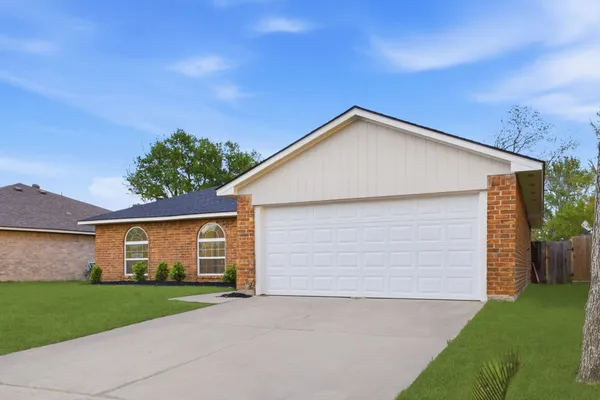 $2,000 | 7310 Sonnet Glen Lane, Houston, TX 77095