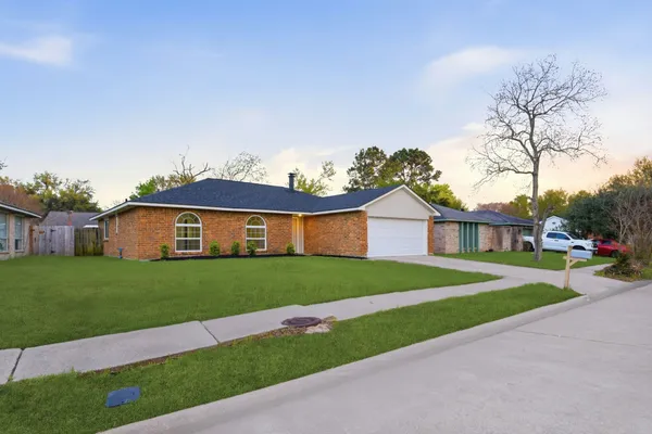 $2,000 | 7310 Sonnet Glen Lane, Houston, TX 77095