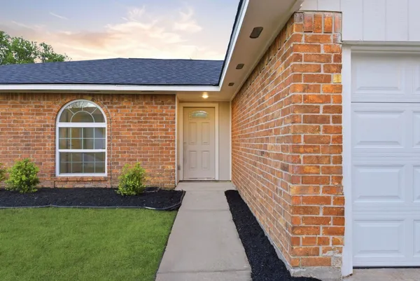 $2,000 | 7310 Sonnet Glen Lane, Houston, TX 77095