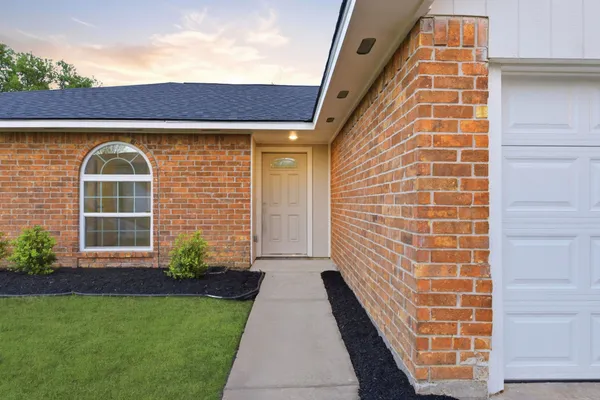 $2,000 | 7310 Sonnet Glen Lane, Houston, TX 77095
