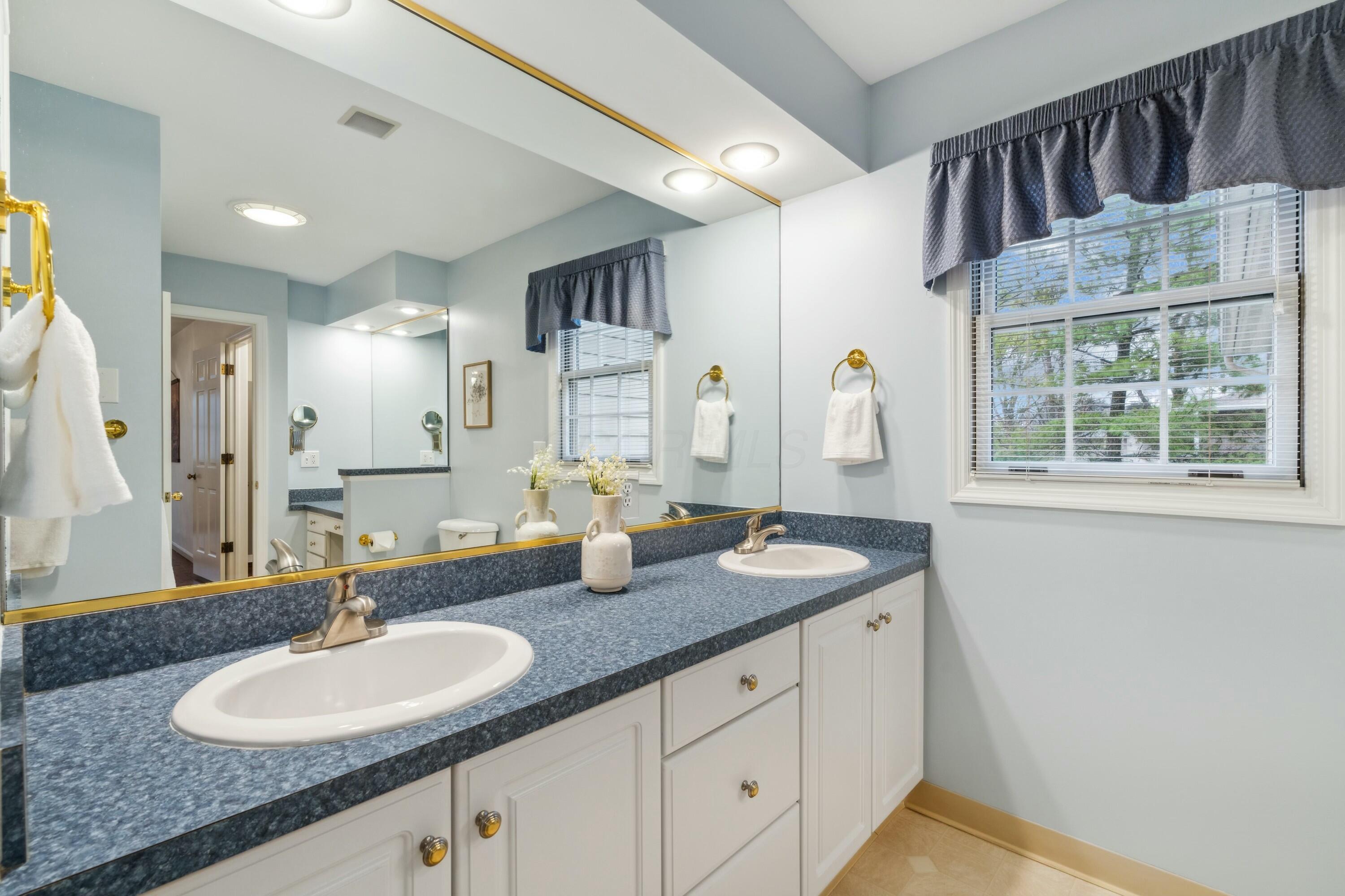 4052 Fenwick Road Columbus, OH 43220 - Photo 48 of 76 Ensuite Bathroom