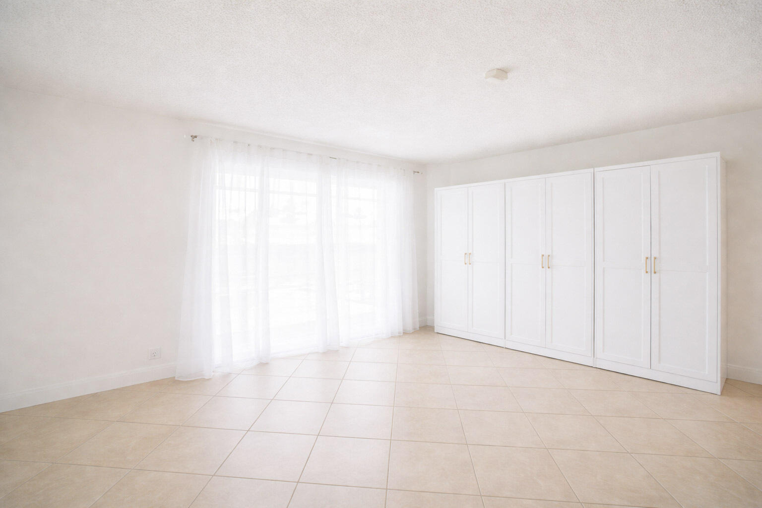 2403 Lowson Boulevard, Unit D Delray Beach, FL 33445 - Photo 11 of 21 a view of an empty room