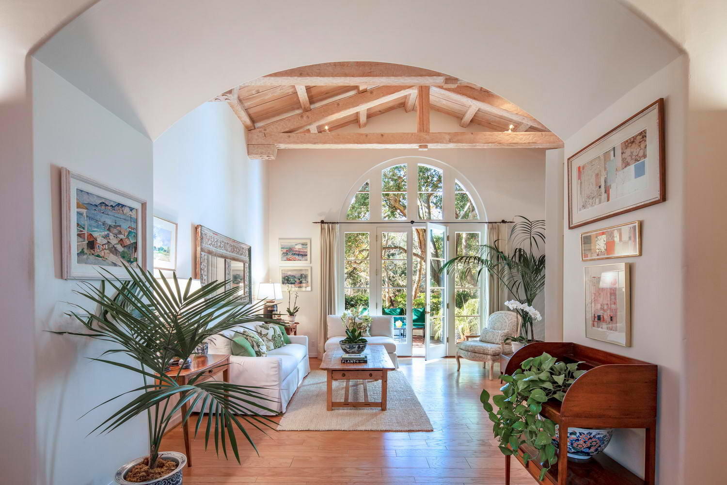 464 Meadowbrook Drive Montecito, CA 93108 - Photo 4 of 21 Living Room