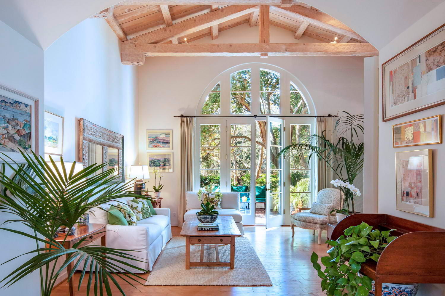 464 Meadowbrook Drive Montecito, CA 93108 - Photo 5 of 21 Living Room