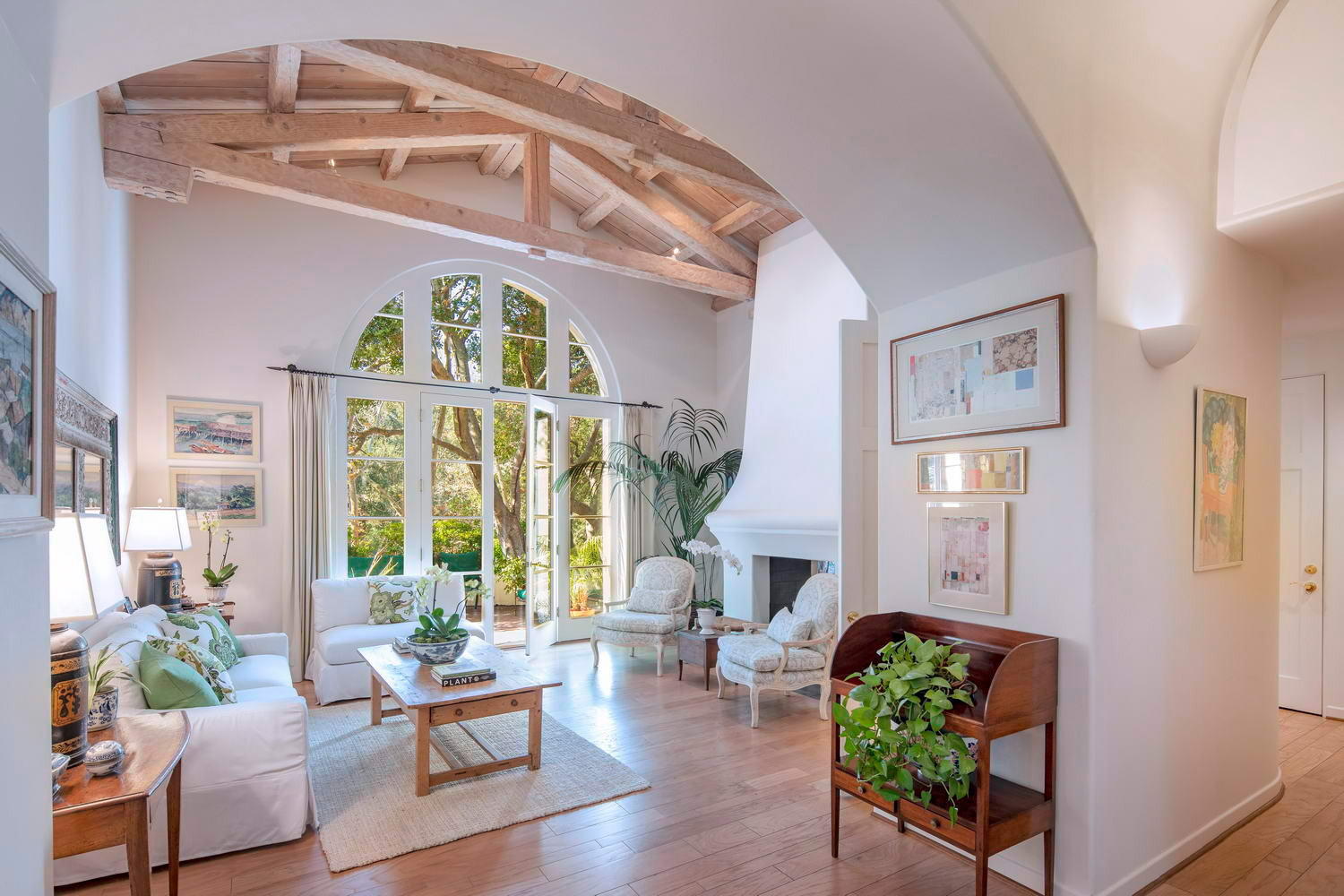 464 Meadowbrook Drive Montecito, CA 93108 - Photo 6 of 21 Living Room