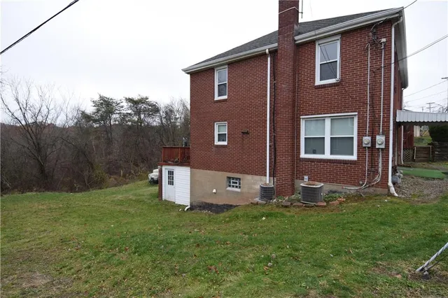 a view of a house with backyard