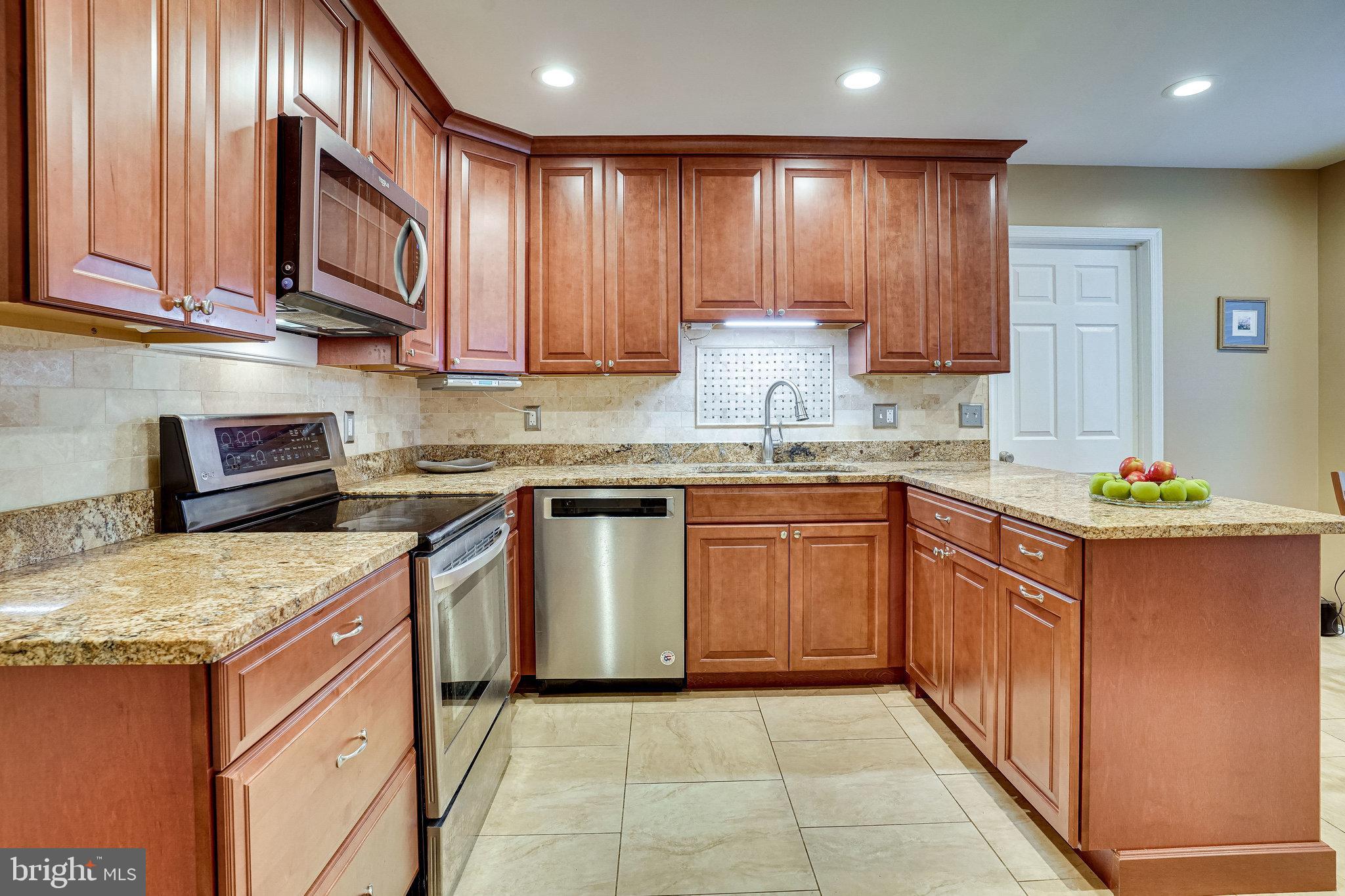9141 Rockefeller Lane Springfield, VA 22153 - Photo 5 of 71 Awesome Kitchen, 42" Cabinets & SS Appliances!